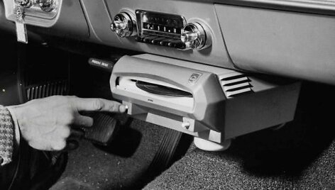 Norelco Auto Mignon buvo integruotas su automobilinėmis kolonėlėmis ir buvo labai kompakti&scaron;kas, bet nebuvo kur sudėti plok&scaron;telių (gamintojo nuotrauka).