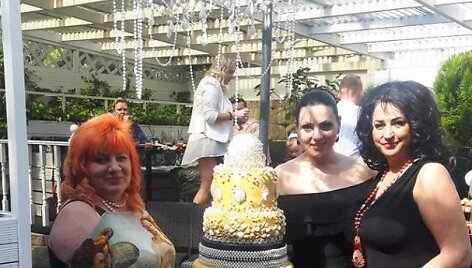 Daina Bilevičiūtė ir &bdquo;XL Plus&ldquo; merginos: Monika Katunskytė, Au&scaron;rinė Gerikienė