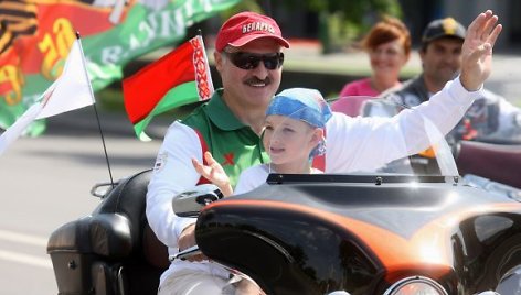 Aleksandras Lukašenka su sūnumi Nikolajumi mėgaujasi pasivažinėjimu „Harley-Davidson“ motociklu.