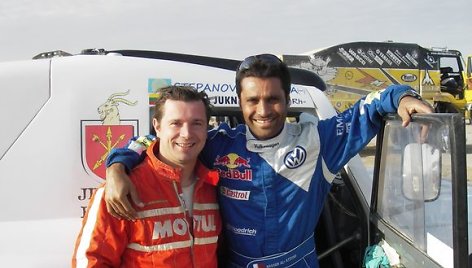 A.Juknevičius kartu su 2011 metų Dakaro ralio čempionu N.Al-Attiyahu, kurio laukia savo namuose Lietuvoje.