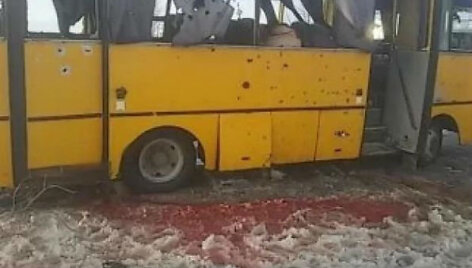Separatistų su&scaron;audytas autobusas &scaron;alia Donecko