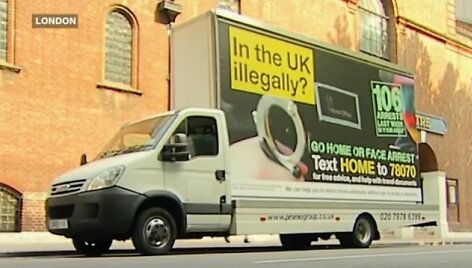Reklaminiai plakatai skelbia: &bdquo;Go home or face arrest&rdquo; (&bdquo;Važiuok namo arba būsi suimtas&ldquo;) 