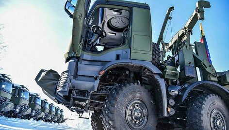 Lietuvos kariuomenei perduoti sunkvežimiai &bdquo;Arocs&ldquo;