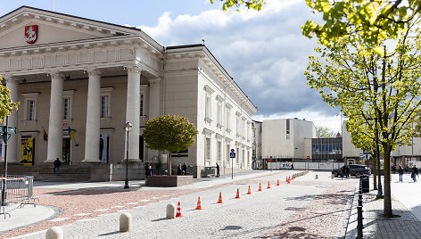 Kelio skyrimo stulpeliai šalia Vilniaus Rotušės
