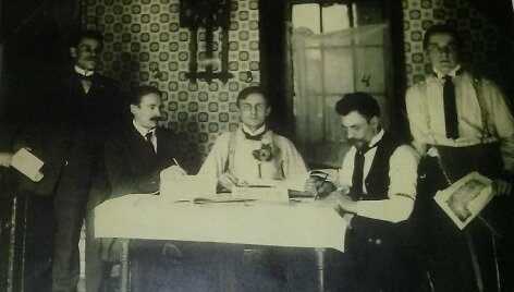 Juozas Ottas &Scaron;irvydas (stovi de&scaron;inėje) &ndash; pirmajame JAV lietuvių laikra&scaron;tininkų suvažiavime 1907 m.