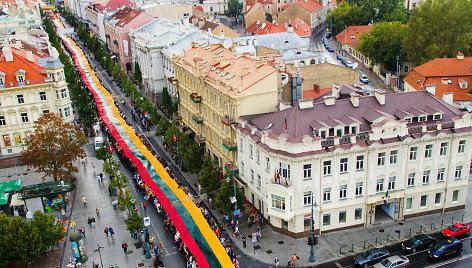 Gedimino prospektu nešama Lietuvos trispalvė 