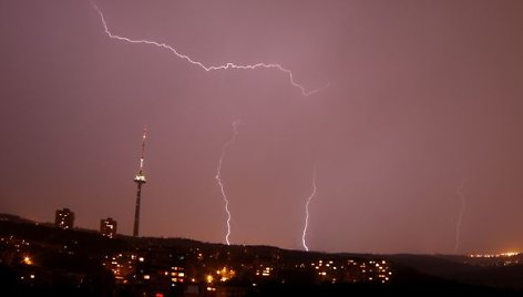 Grėsminga perkūnija truko ilgiau nei tris valandas.