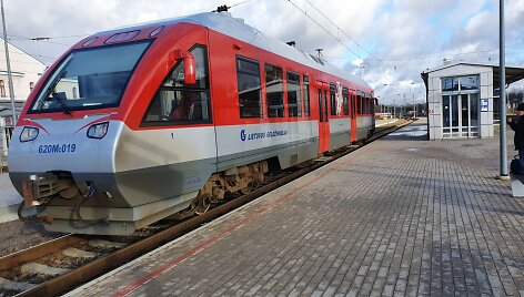 Traukinys (automotrisė), vežantis i&scaron; Vilniaus geležinkelio stoties į oro uostą