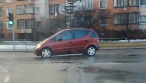 Mersedesas pažeidžia taisykles