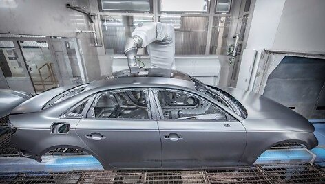 Robotas dažo A4 stogą