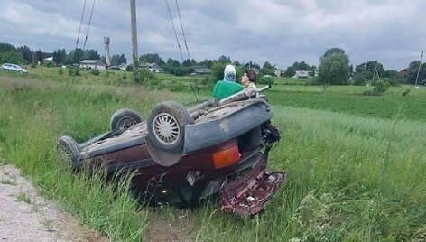 Apverstas senolio &bdquo;Audi 80&ldquo; įvykio vietoje