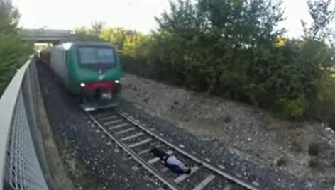 Paauglys guli ant bėgių
