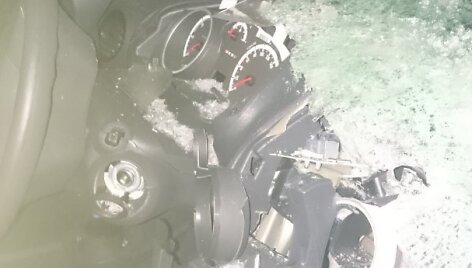 Nukritusio ledo luito sudaužytas automobilis