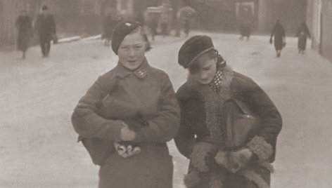 Gimnazistės Styczniowa (dab. Vlado Putvinskio-Pūtvio) gatvėje, tolumoje matyti Adamo Mickiewicziaus (dab. Gedimino) prospektas, fot. nežinomas, iki 1940