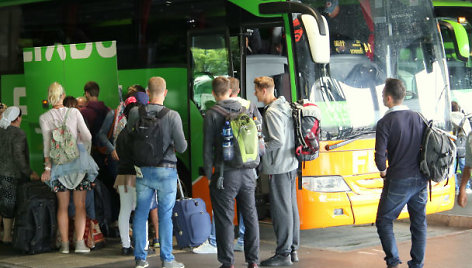 Bendrovės „Flixbus“ autobusas ir keleiviai