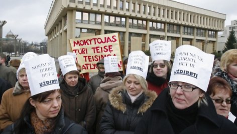 Mokytojai protestuoja prie Seimo dėl nedidinamų algų