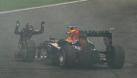 Sebastianas Vettelis džiaugiasi pergale starto-finišo tiesiojoje