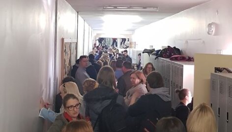 Tėvų eilė Rie&scaron;ės gimnazijoje
