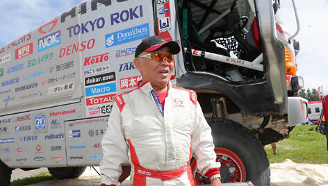 Yoshimasa Sugawara Dakaro ralyje važiuoja sunkvežimiu HINO (2014)