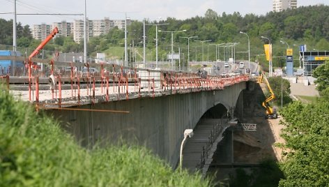 Lazdynų tilto remontas turėtų būti baigtas vasaros pabaigoje ir kainuos, Vilniaus vicemero R.Adomavičiaus teigimu, ne beveik 130 mln., o 12 mln. Lt mažiau.