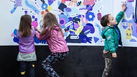 Spalio 3 d. Kaune M. Žilinsko dailės galerijos prieigose buvo pastatyta interaktyvi instaliacija &bdquo;Jausmų žemėlapis&ldquo;, kuria siekiama atkreipti dėmesį į vaikų jausmų pasaulį ir jo įvairovę