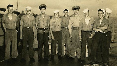9 JAV jūreiviai,užėmę U 505 laivą. Z.Lukošius – 4-as iš dešinės