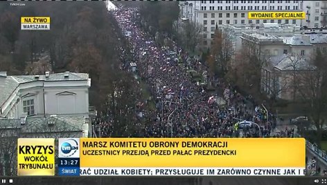 Tūkstantinė minia Varšuvoje protestuoja prieš prezidentą Andrzejų Dudą