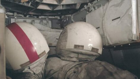 Mėnulio dulkėmis padengti skafandrai ir &scaron;almai, kuriuos vie&scaron;ėdami Žemės palydove vilkėjo paskutinės žmonių ekspedicijos į Mėnulį &bdquo;Apollo 17&ldquo; nariai. 