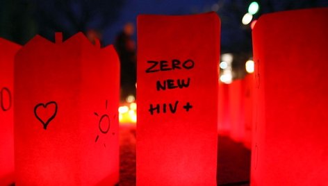 Žvakės V.Kudirkos aikštėje degė kovos su AIDS dienos proga.