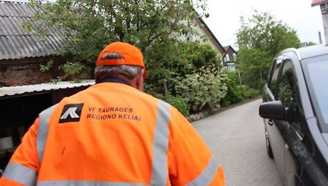 Jurbarko kelių tarnybos vir&scaron;ininko pavaduotojas kelių priežiūrai Mečislovas &Scaron;imanskis nuosavų namų tvarkymui atsivežė įmonės darbininką.
