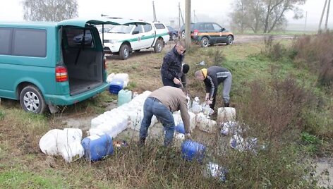 Jurbarko rajono Dainių kaime pareigūnai i&scaron;pylė beveik toną svaigalų, daugiausia &ndash; naminės degtinės. 