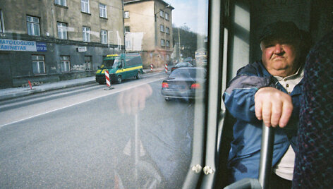Parodoje galima i&scaron;vysti įvairių Kauno &bdquo;veidų&ldquo;, kuriuos fotografas užfiksavo pro autobuso langą. 