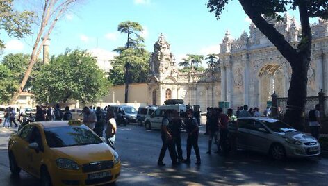 I&scaron;puolis prie Dolmabahce rūmų