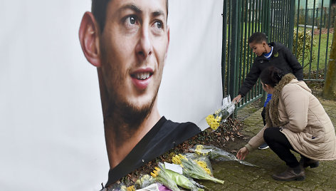 Žmonės Prancūzijos mieste Nante meldžiasi už futbolininką Emiliano Salą.