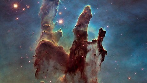 Hubbe telekopu padaryta kosminių dujų ir dulkių stulpų nuotrauka Pillars of Creation