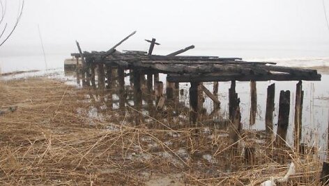 Unikalioje 2007 m. pavasarį darytoje nuotraukoje matyti buvusios sovietinės povandeninių laivų bazės tilto likučiai