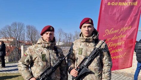 Linas Pernavas su jauniausiu sūnumi tapo kariais savanoriais
