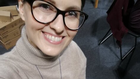 Monika aprangoje derina naujus ir dėvėtus rūbus. I&scaron; Humanos pirktas ka&scaron;myrinis golfas ir internetu pirkti Boden velvetai
