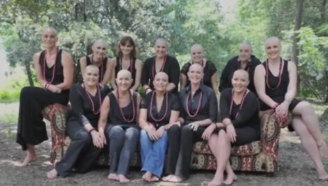 Už &scaron;irdies griebiantis solidarumas: palaikydamos vėžiu sergančią draugę grupelė moterų nusiskuto galvas plikai