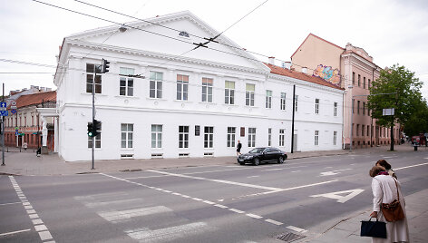 Nusitrynusi pianino klavi&scaron;ais papuo&scaron;ta perėja Pylimo gatvėje