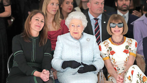 Iš kairės: Caroline Rush, karalienė Elizabeth II ir Anna Wintour 2018 m. Londono mados savaitėje