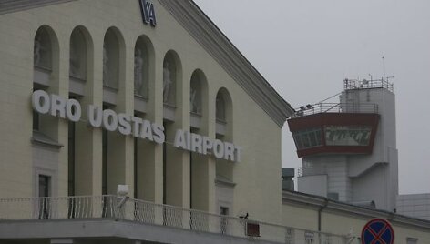Mažiausiai keturi lėktuvai, turėję nusileisti Vilniuje naktį i&scaron; &scaron;e&scaron;tadienio į sekmadienį arba sekmadienio rytą, buvo nukreipti ir leidosi kituose &scaron;alies oro uostuose.