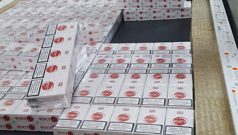 Kontrabandines baltarusi&scaron;kas cigaretes alyti&scaron;kiai slėpė tarp &scaron;viesą atspindinčių langų.
