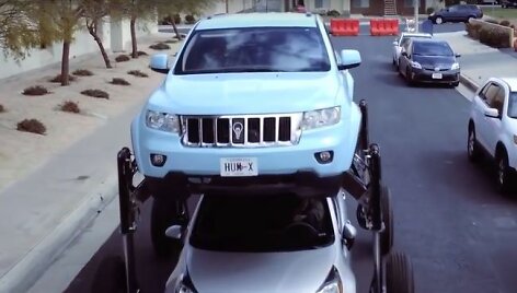 &bdquo;Thinkmodo&ldquo; sukūrė specialią hidraulinę platformą ir sumontavo ją ant visureigio &bdquo;Jeep Grand Cherokee&ldquo;