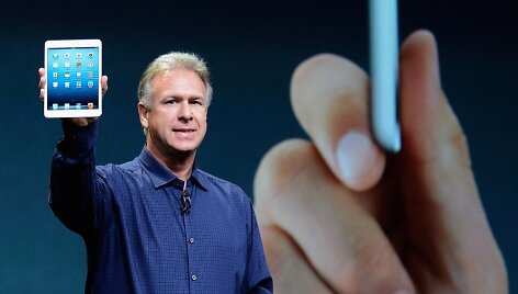 &bdquo;Apple&ldquo; viceprezidentas rinkodarai Philas Schilleris demonstruoja &bdquo;iPad mini&ldquo;.