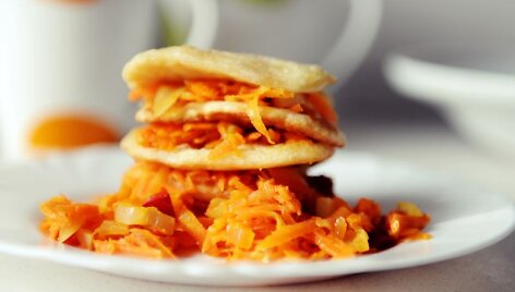 Blyneliai su morkomis ir saldžiosiomis paprikomis