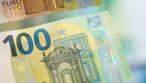 Pristatyti naujosios serijos „Europa“ 100 ir 200 eurų banknotai