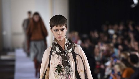 „Vivienne Westwood“ 2019–2020 m. rudens ir žiemos kolekcijos modelis