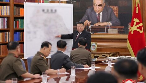 Kim Jong Unas su savo generolais