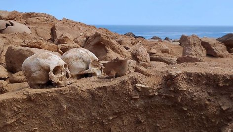 Archeologinių tyrinėjimų Peru metu iškasta duobė ir rastos kaukolės